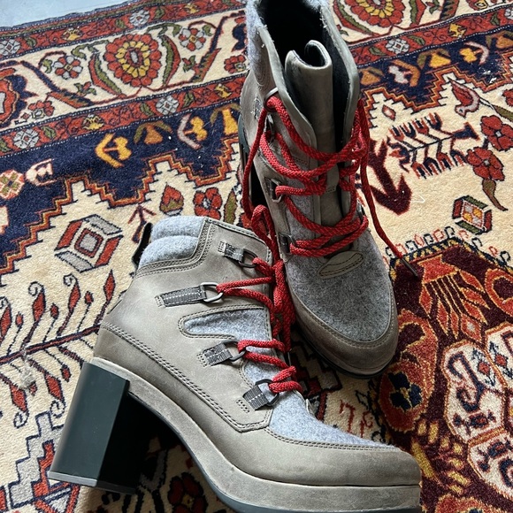 Sorel Blake Lace-Up Leather & Felt
Hiking Boots, size 9 - Picture 2 of 6